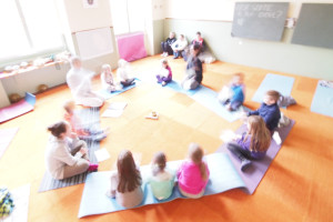 yoga che danza bimbi, Il gruppo di bambini durante la lezione Yoga Aperta e gratuita a Montorso