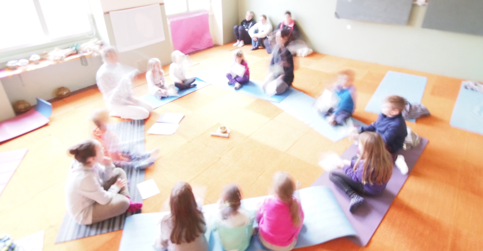 yoga che danza bimbi, Il gruppo di bambini durante la lezione Yoga Aperta e gratuita a Montorso