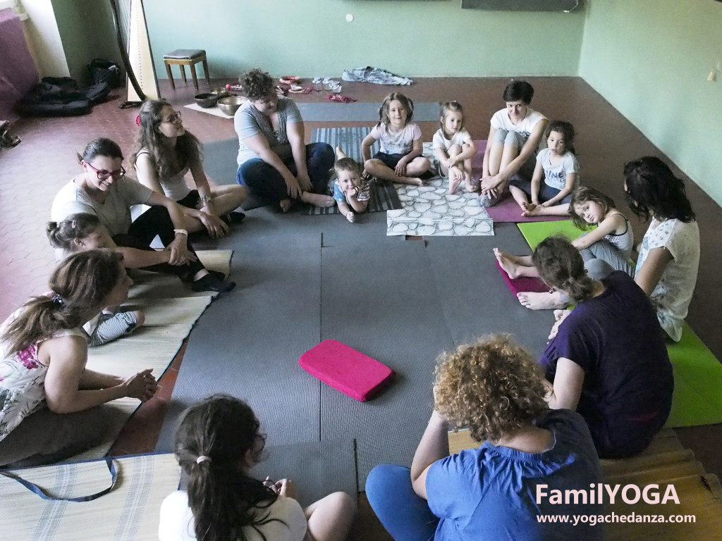 yoga educativo cerchio finale yoga con famiglie