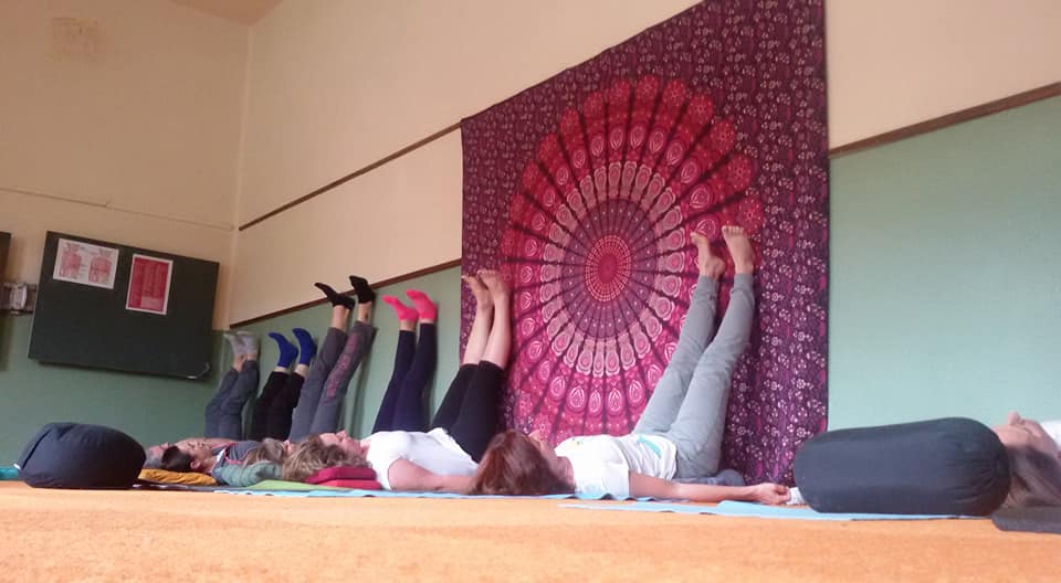 yoga alla parete